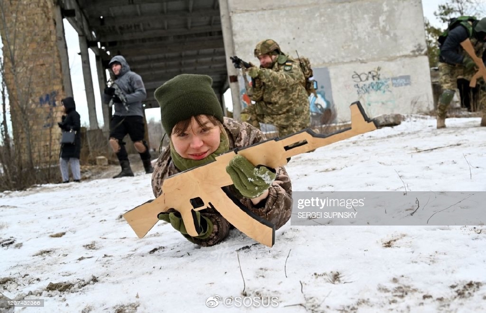 乌克兰预备役用纸板枪训练