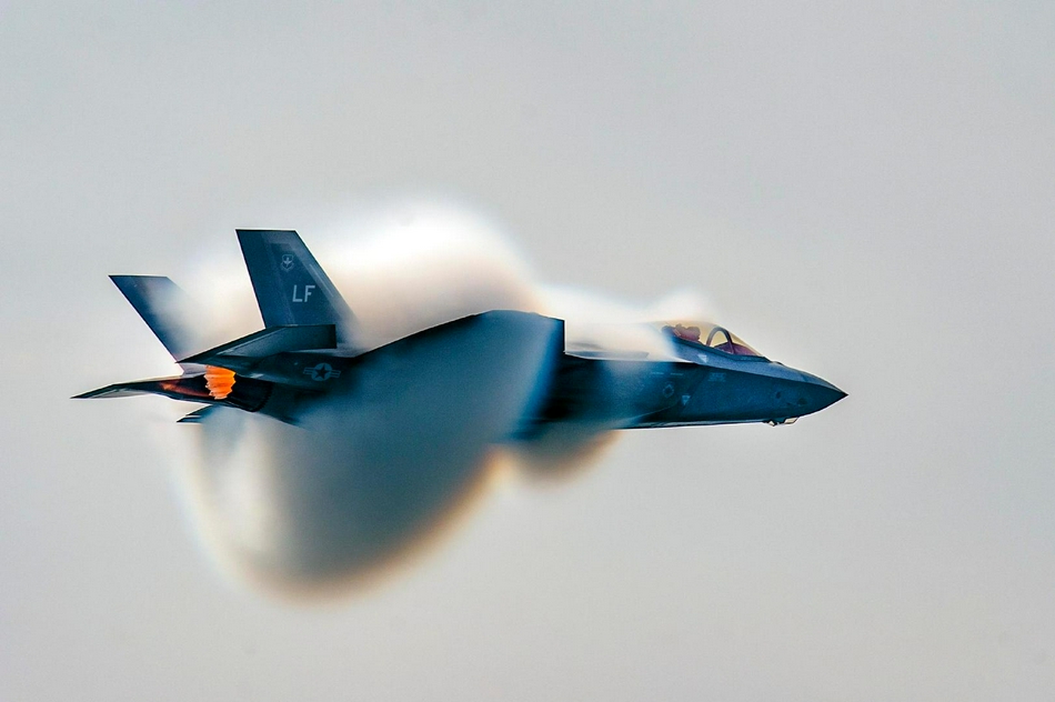 美国F35战机飞出锥状云