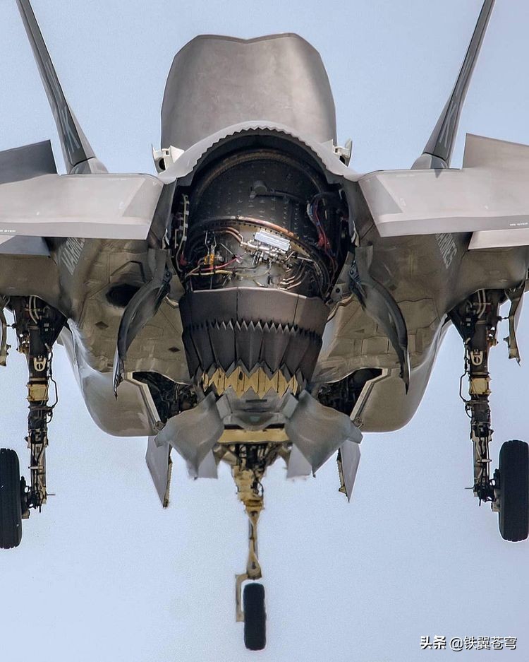 中国075舰就缺它?f35b垂直起降瞬间高清细节特写
