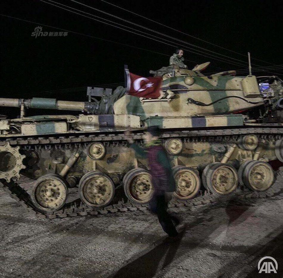 土耳其集结重兵进军叙利亚 坦克群深夜出击
