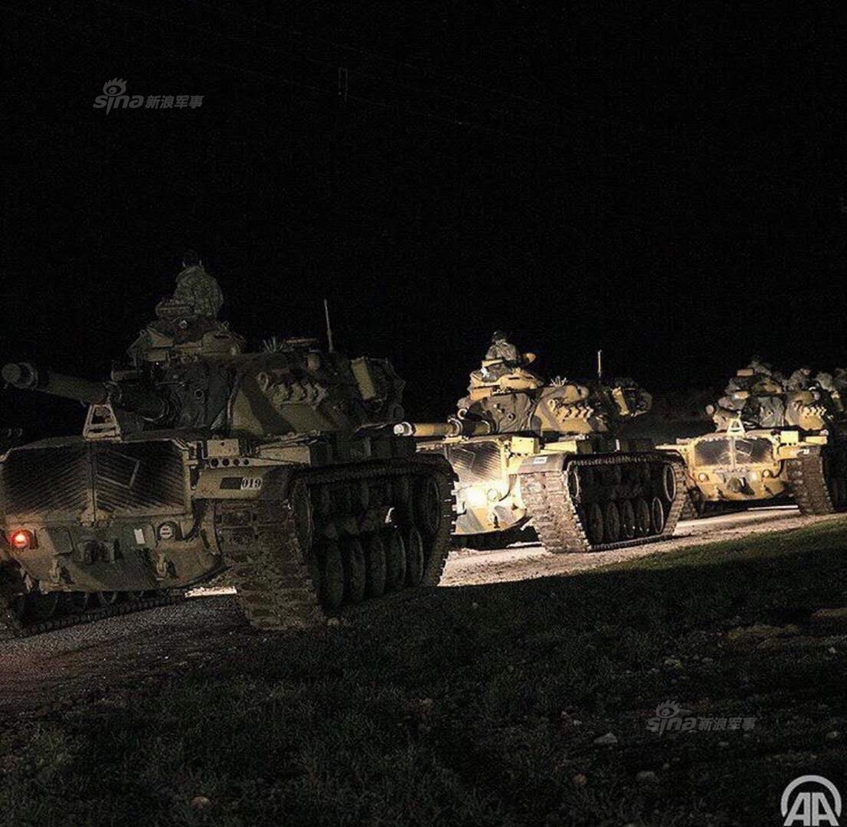 在土耳其炮火支持下，叙利亚反对派武装“叙利亚自由军”乘装甲车从土边境一侧进入叙利亚库尔德武装占领的阿夫林地区，展开军事行动。