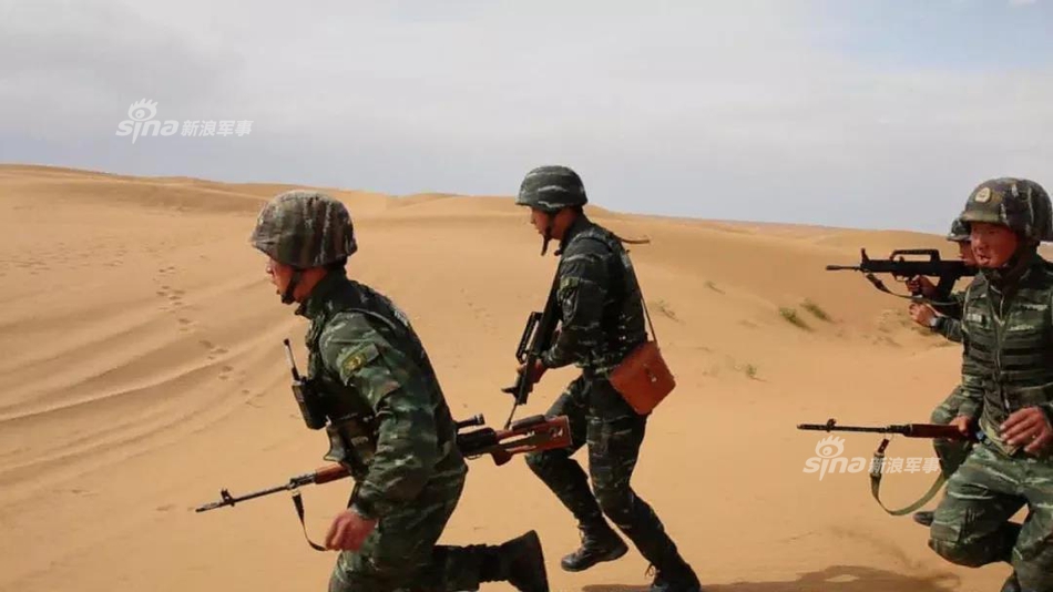 武警战士开上沙漠地形车