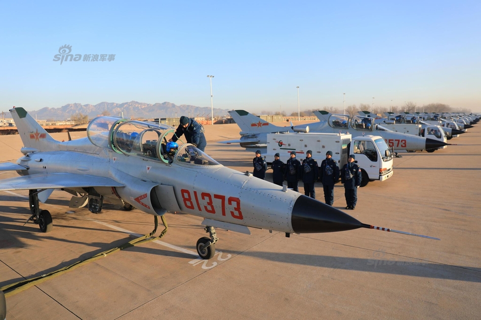 中国海军航空大学山鹰教练机亮相渤海湾