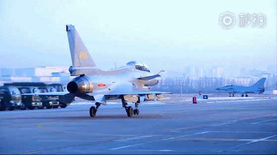 中国空军曝光歼-10b战机空中加油视频