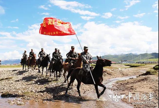 骑兵营冲锋!我军高原骑兵部队青山绿草间万马奔腾