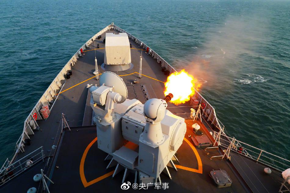火力全开!中国海军齐齐哈尔舰实弹射击燃爆了