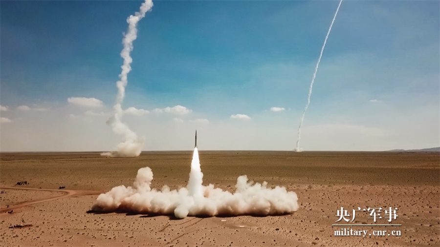 最美"烟火"!火箭军常规导弹第一旅大漠齐射多发导弹