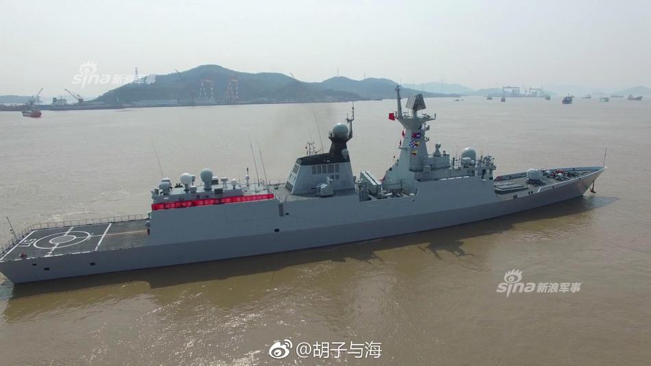 编队由导弹护卫舰黄冈舰,扬州舰,综合补给舰高邮湖舰以及舰载直升机