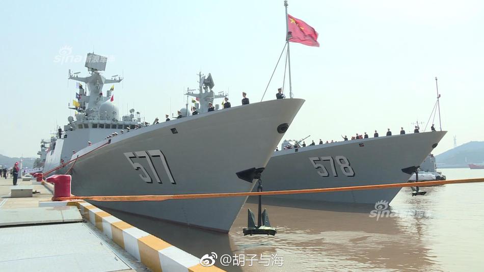 2017年4月1日,10时,中国海军第26批护航编队从舟山某军港解缆起航.