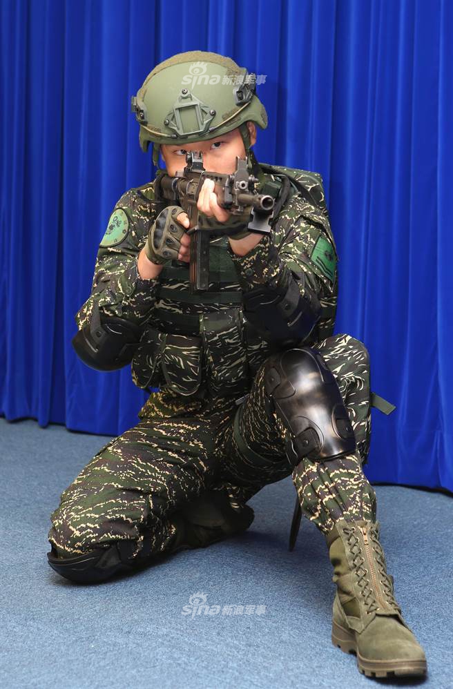 迷彩作训服新将首先配发给进训基地部队验证使用,明年1月1日起配合台