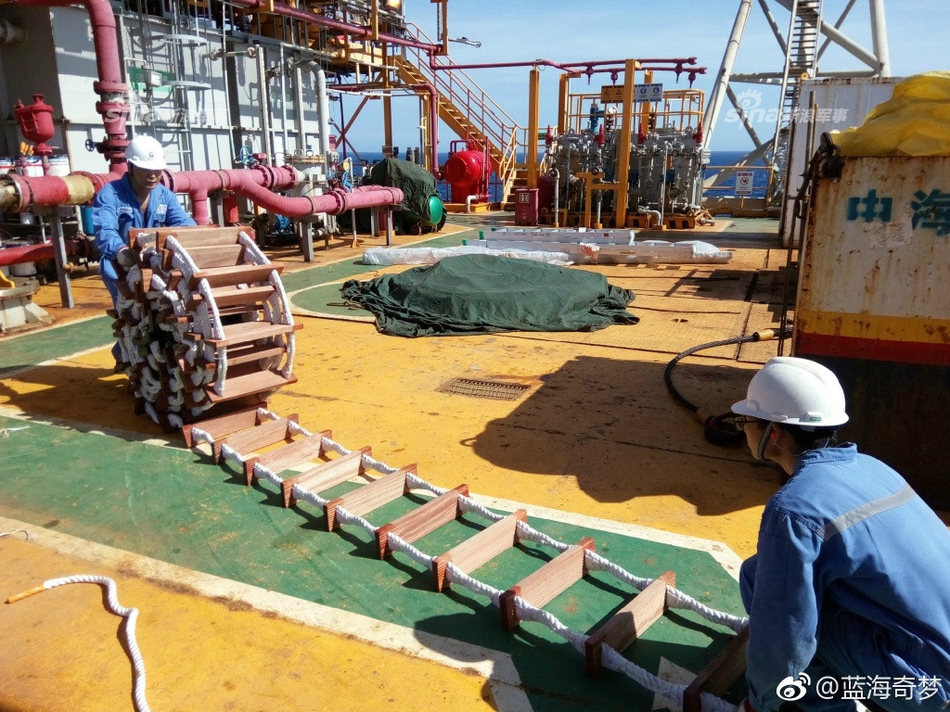 越南渔船南海油气田捣乱 中国工人出手驱赶(组图)