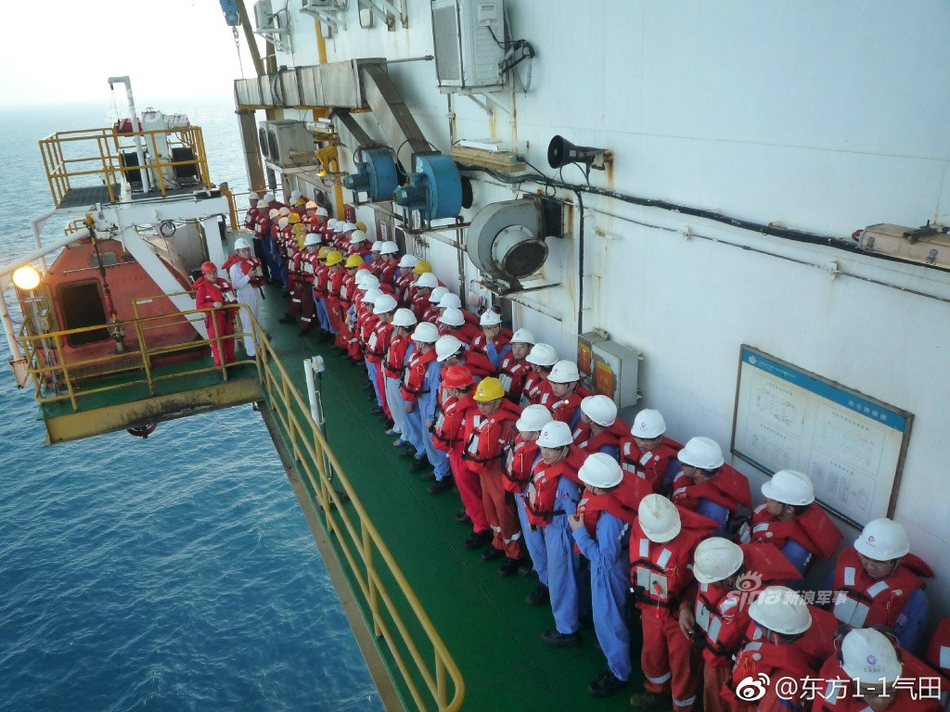 越南渔船南海油气田捣乱 中国工人出手驱赶(组图)