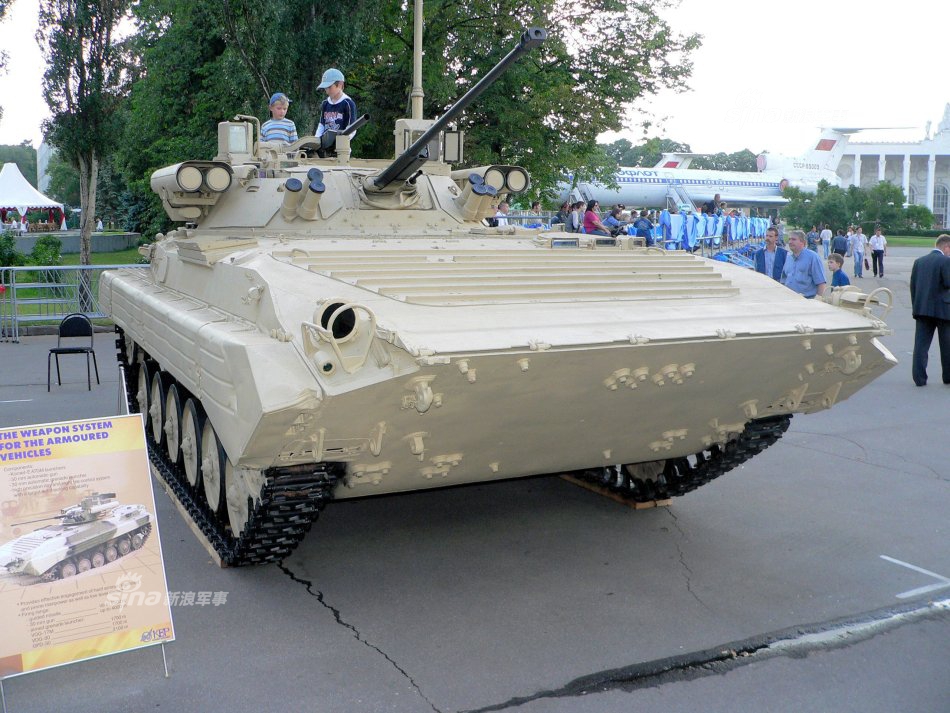 10 / 14 据此,1995年俄完成bmp-2步兵战车改进型,它与法国萨吉姆公司