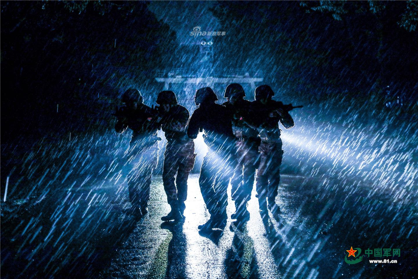 上海武警特战队员沙场锤炼实战能力