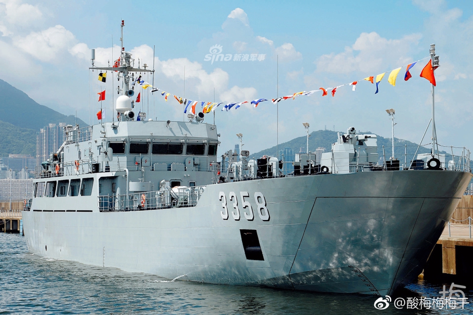 我驻港海军新074登陆舰护卫香江