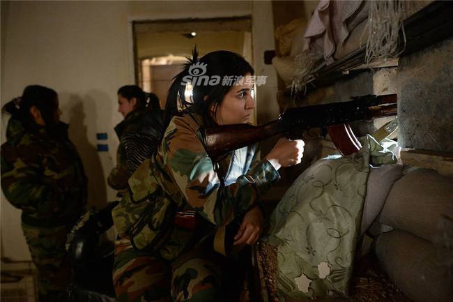 战争逼她们拿起枪!叙利亚女兵装备简陋仍前线奋战