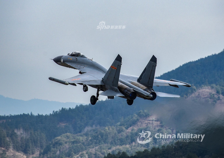 战鹰俯瞰武夷山!东部战区空军某旅歼11编队飞行训练_高清图集_新浪网
