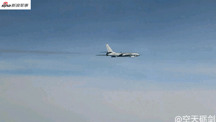 我歼11伴飞轰6k绕岛飞行员互动