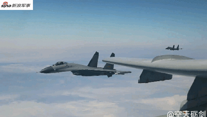 独家视角看绕岛!我歼11伴飞轰6k飞行员轻松互动(gif)_