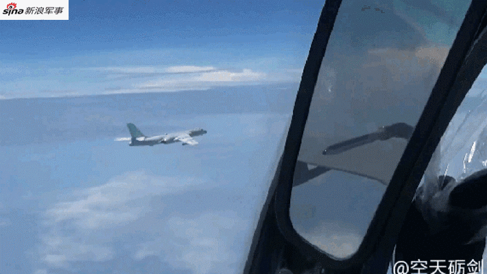 独家视角看绕岛!我歼11伴飞轰6k飞行员轻松互动(gif)_