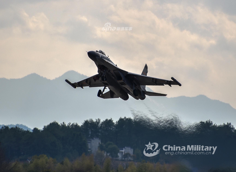战鹰俯瞰武夷山!东部战区空军某旅歼11编队飞行训练