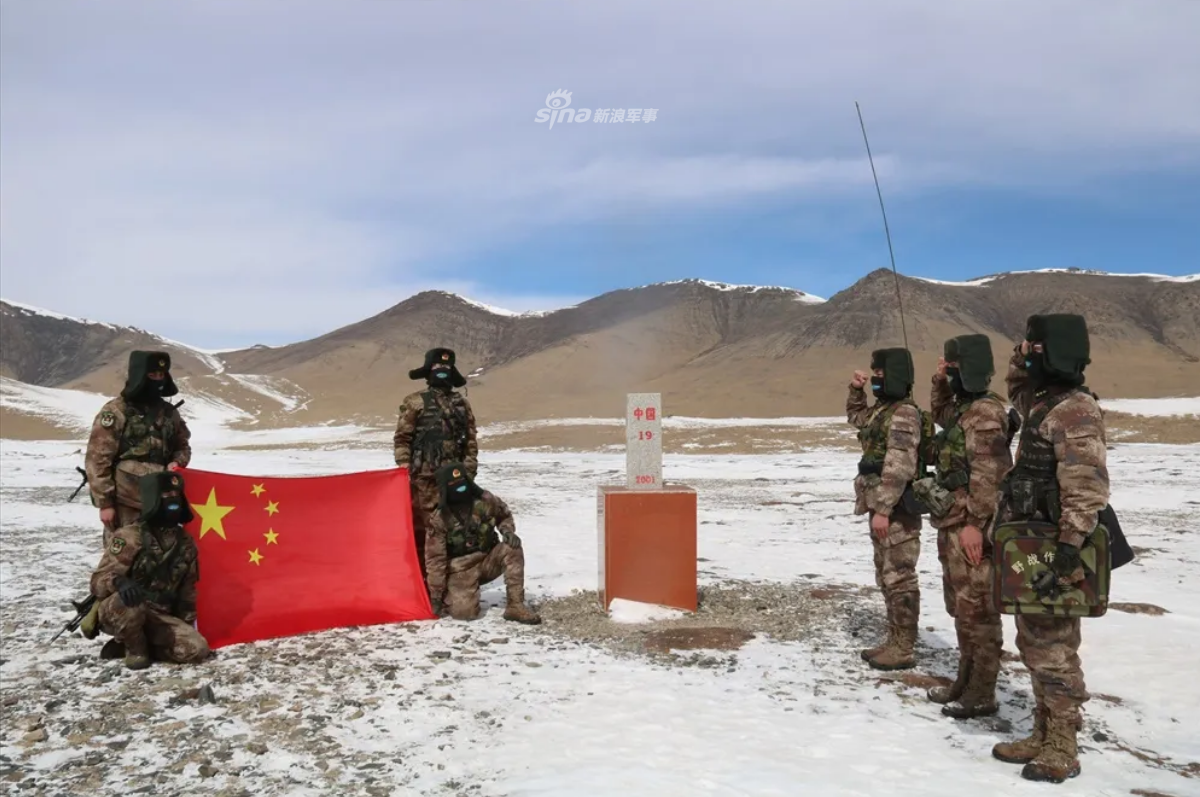 新疆边防骑兵武装巡逻险要山口