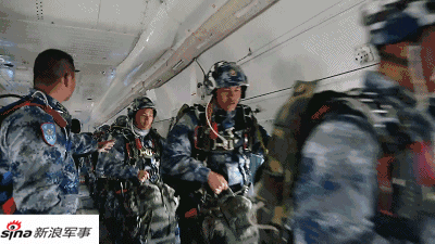 我空降兵雷神突击队武装跳伞