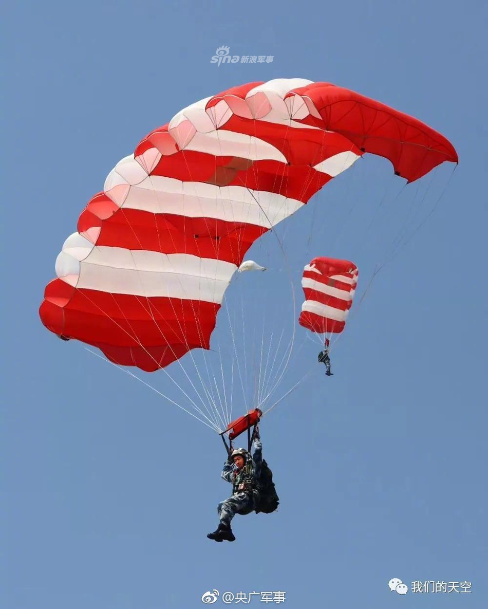 战神下凡!我空降兵雷神突击队全副武装跳伞训练