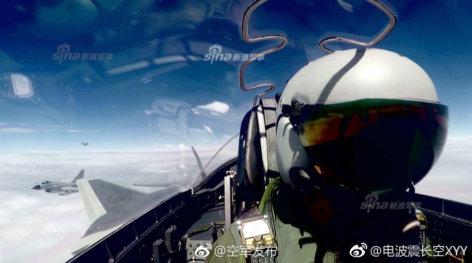 科技就是战斗力!我空军院士顾问体验歼20新式头盔