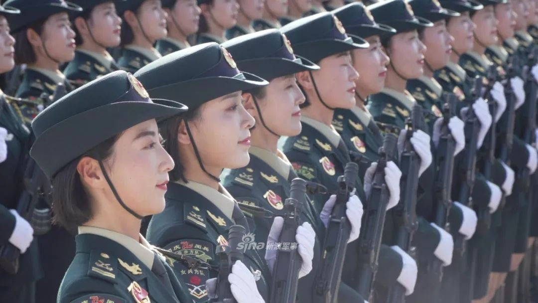 5 / 9 女兵谢香蕊是武警猎鹰突击队的狙击手,阅兵任务前她刚刚拿到
