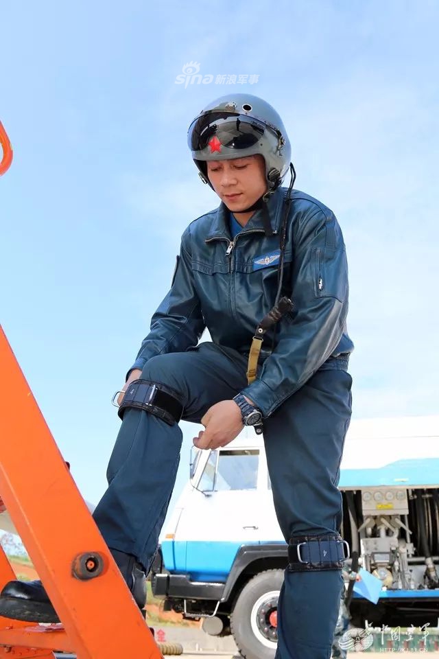 中国军人楷模!我空军轰6k飞行员喜获感动中国年度人物