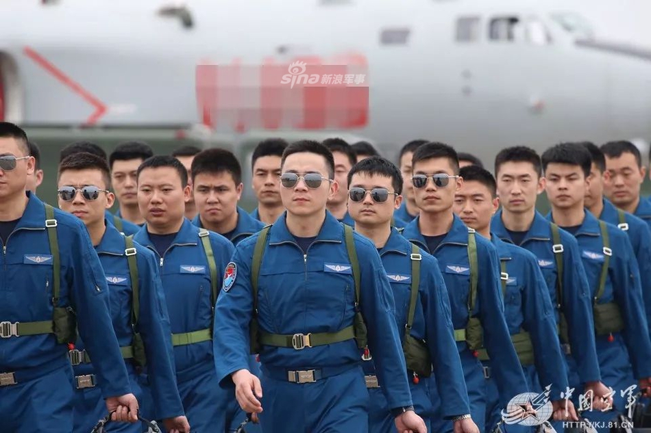 我空军轰6k飞行员喜获感动中国年度人物