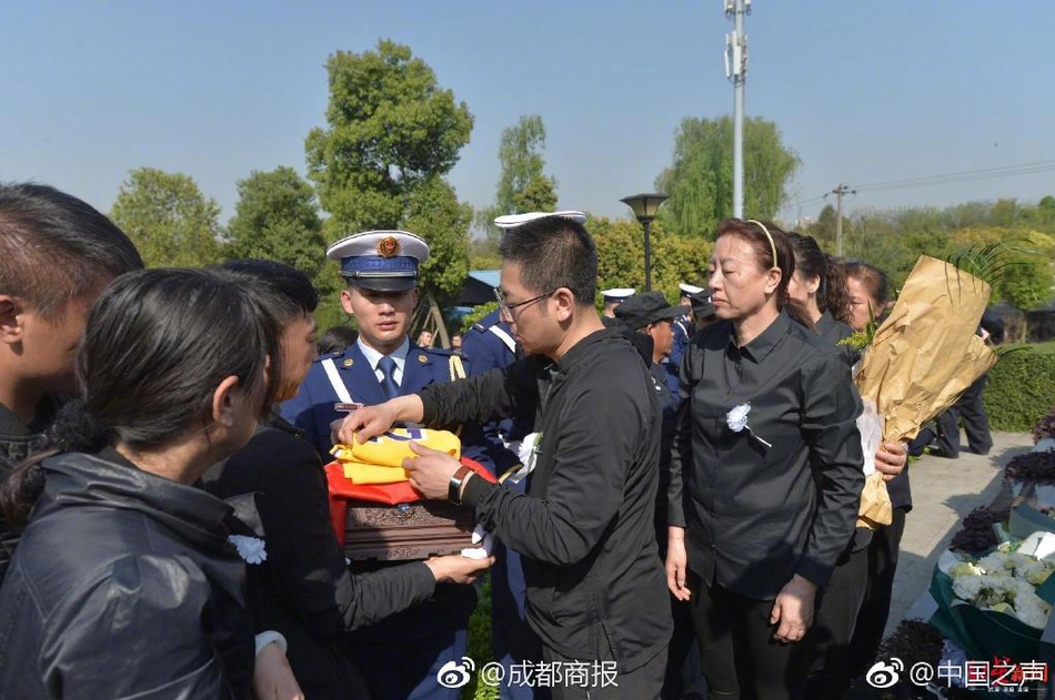 英雄,一路走好!森林火灾牺牲烈士今日安葬众人送行