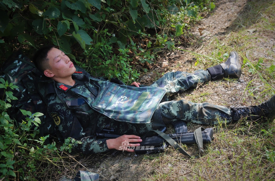 负重30公斤每天18小时 魔鬼周训练官兵们最想做啥?