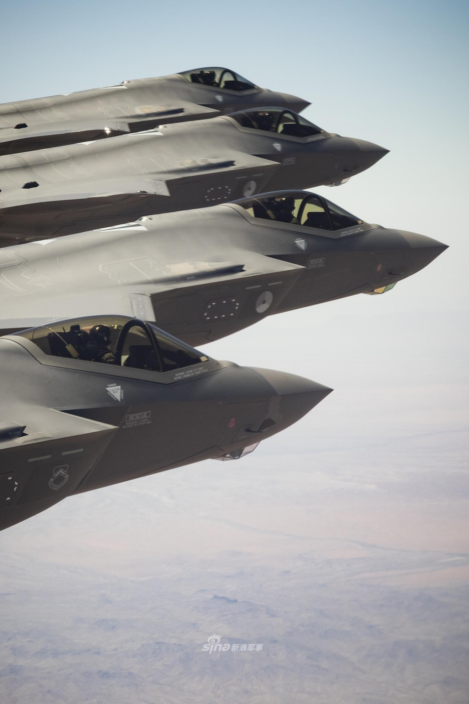 f35战机4机编队飞行 还发射了干扰弹_高清图集_新浪网