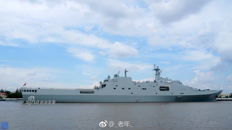 我071型登陆舰龙虎山号静泊港边
