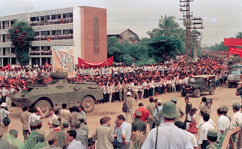后来直至1989年9月27日,越南才宣布从柬埔寨全面撤军.