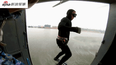 将来换装直20?中国海军蛙人搭乘直-8演练斩首行动