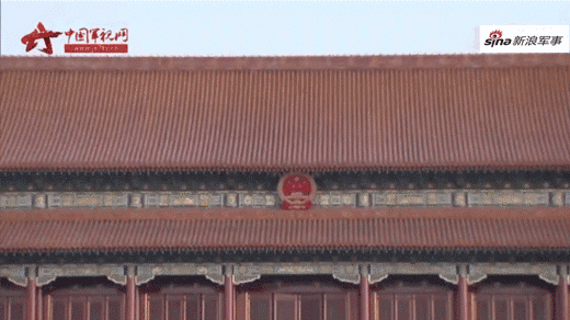 我边海防官兵代表齐聚升旗仪式