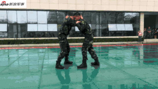 身手就是这么硬!我武警某部特战队员展示一招制敌
