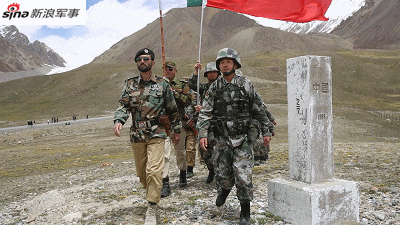 其拉甫边防警察在海拔4700多米的红其拉甫达坂开展了联合边境巡逻活动