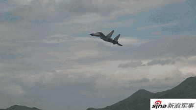 就是敢秀操作!我军歼11战机钻山沟玩低空翻滚