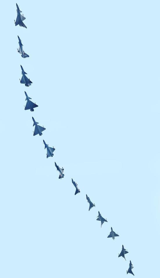 歼-10B战机大仰角爬升，展现较强机动性。图片来自网络，感谢发布者。