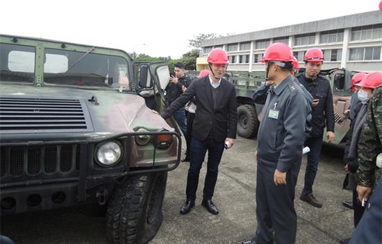 台“立委”考察悍马车维修情况  图自台湾“立法院”网站