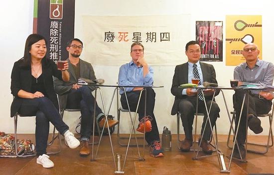 斯塔摩(中)在台湾开设死刑课程(图片来源:台湾《联合报》)