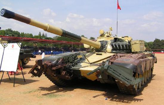图为印度陆军现役的T-72M坦克，没有附加装甲和反应装甲。