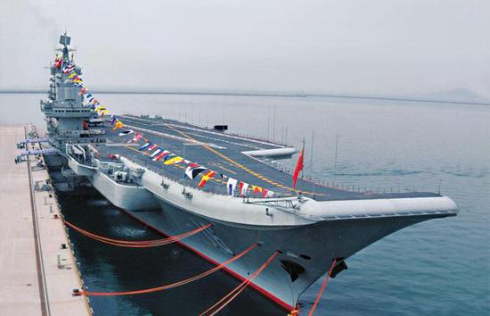 辽宁舰停泊在青岛母港。