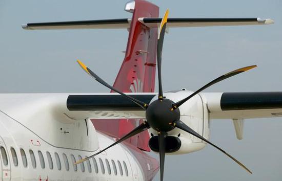 图为ATR-72支线客机的涡桨发动机特写，可见其和客舱间有较近距离。