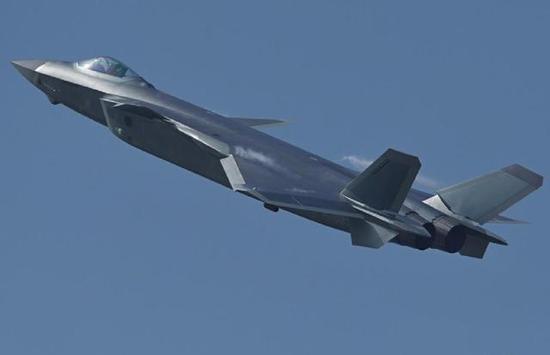 中国歼20列装逼美国更新祖传装备 改装理念却