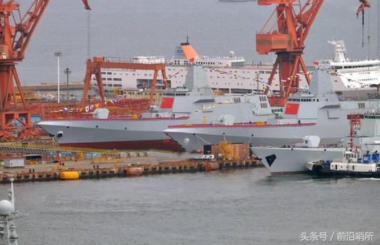 中国2艘055大驱下水 俄网友:我们10年没造好1艘小船